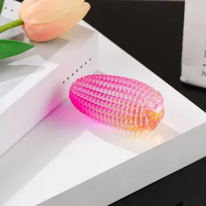 Kristall Glas Mais Ornament Detailansicht mit rosa Farbverlauf und glänzender Oberfläche.