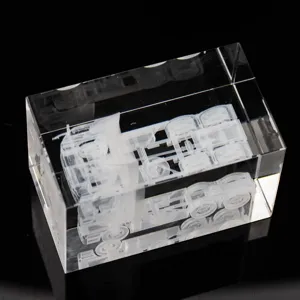 3D lasergraviertes Kristall Handwerk Detailansicht, transparenter Block mit Modell.