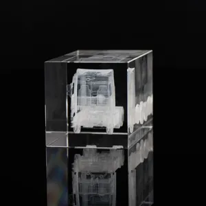 Nahaufnahme des 3D-lasergravierten Lkws im klaren Kristallwürfel, feine Handwerkskunst.