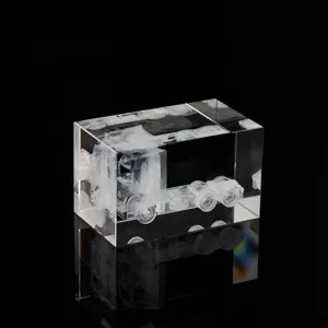 Detailansicht des 3D lasergravierten Kristallblocks mit einem detaillierten Lkw-Modell innen.