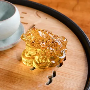 Nahaufnahme Detailaufnahme eines goldenen Geldkröten-Ornaments auf einem Teeblatt, exquisite.