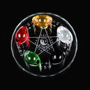 Primer plano detallado de la placa de cristal de cinco elementos con lingotes de colores.