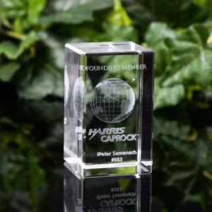 Personalisierter 3D-Laser-Kristallblock als Business-Geschenk mit Globus und Textgravur.