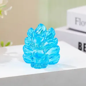 Detaillierte Nahaufnahme einer blauen Kristall Neunschwänziger Fuchs Figur für Dekoration.