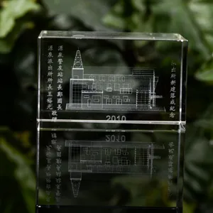 Detailansicht eines 3D lasergravierten Kristallblocks mit Architekturdesign und Souvenirinventar.