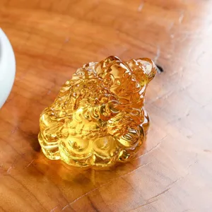 Detailansicht der goldenen Kröte Skulptur, Harz Feng Shui Handwerk für Tischdeko.