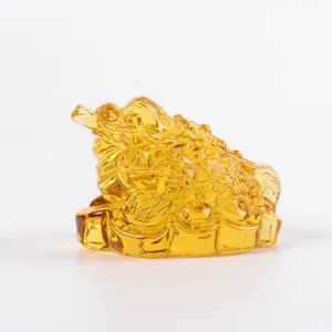 Detailaufnahme der goldenen Feng Shui Geldkröte, traditionelle Glücksfigur für Dekoration.