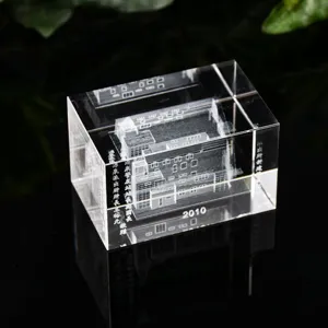 Nahaufnahme des 3D lasergravierten Kristall-Wuerfels mit Architektur-Gedenkgeschenk.