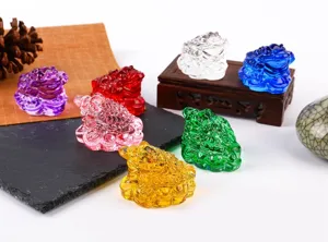 Bunte Kristall Dreibeinige Kröte Figuren Detailansicht, ideal für Feng Shui Dekoration Geschenke.
