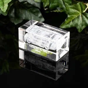 Detailansicht des 3D lasergravierten Kristallblocks mit individuellem Autodesign als Geschenk.