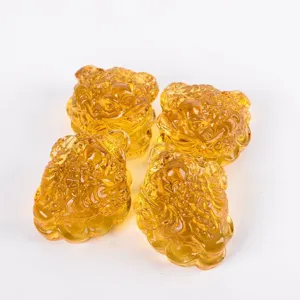 Nahaufnahme der goldenen Frosch Kristall-Skulptur mit feiner Schnitzerei und glänzendem Finish.