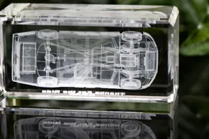 Nahaufnahme des 3D laserogravierten Kristallblocks mit kompliziertem Autochassis-Design.