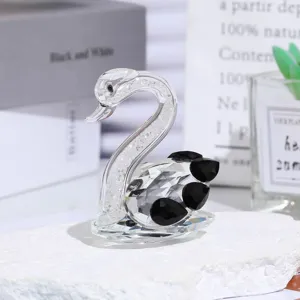 Crystal swan figurine crystal craft gift for romantic lovers and creative wedding decoration details.