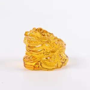 Nahaufnahme Detail des transluzenten gelben Kristall Geldkröten Ornaments mit feiner Kunst.