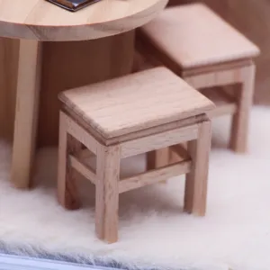 Miniatuur houten kruk en tafel meubelmodel detail voor poppenhuis scène display rekwisieten.