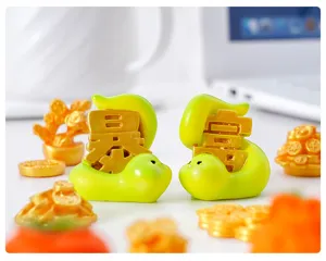 Lindo modelo de miniatura de resina del ano de la serpiente 2025 para decoracion de coche.