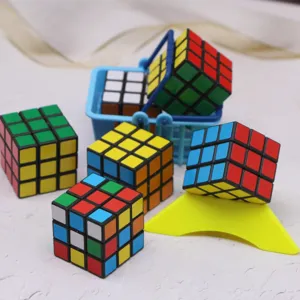 Conjunto de juguetes de casa de muñecas cubo mágico 3x3 en miniatura con cesta para decoración OB11