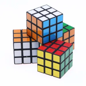 Primer plano detallado de coloridos cubos mágicos 3x3 en miniatura apilados para su exhibición.