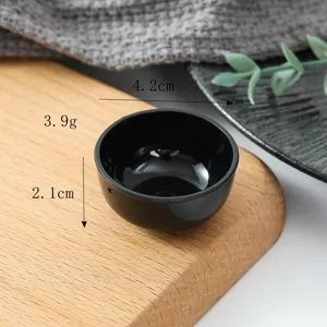 Detailaufnahme der schwarzen Mini-Spielzeugschale, kleine Tischware mit Maßen und Gewicht.