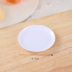 Detailansicht des 6,5 cm weißen Mini-Teller-Anhängers, ideal für Bastelarbeiten und Miniaturen.