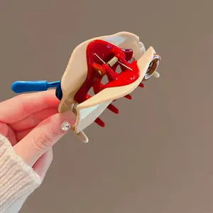 Detailansicht der stilvollen doppelseitigen Knopf-Haarkralle in schickem Kontrastdesign.