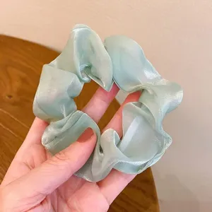 Λεπτομέρεια scrunchie μαλλιών από σιφόν, απαλό ημιδιαφανές αξεσουάρ αλογοουράς.