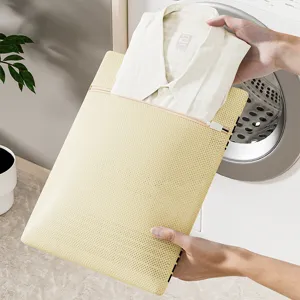 Bolsa de malla resistente para lavadora con cremallera para proteger la ropa de forma segura.