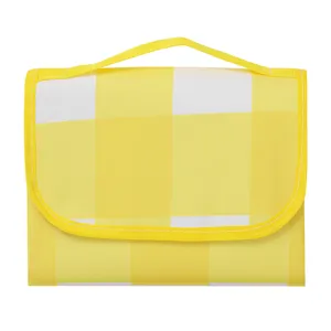 Tragbare wasserdichte Outdoor Picknickdecke mit gelbem Karo Muster und Tragegurt.