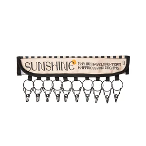 Draagbare stoffen reisklerenlijn met meerdere metalen clips voor alle kleine kledingstukken.