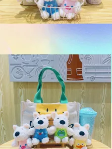 Simpatico ciondolo bambola peluche cane cartone animato con salopette colorate.