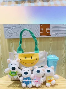 Vista dettagliata del simpatico set di portachiavi in peluche e borsa di tela cagnolino.