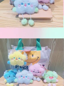 Adorable colgante de felpa nube estrella con cara bordada y piernas colgantes.