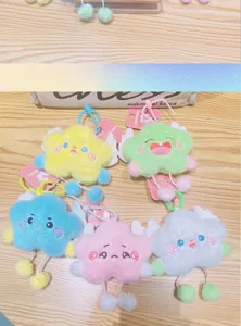 Vista detallada de llaveros de peluche coloridos en forma de nube y estrella con caras bonitas.