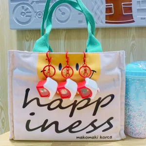 Segeltuchtasche mit Weihnachts-Minihaus Nachtlicht Schlüsselanhängern und Smiley, Hauptansicht.