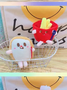 Detalle de peluche lindo con tostada y patatas fritas colgante, muñeca de tela suave y bonita.
