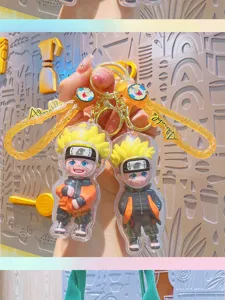 Gedetailleerd uitzicht op schattige anime acryl figuur sleutelhangers met glitterriempjes.