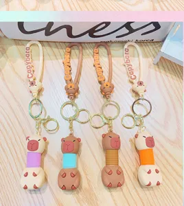 Leuke cartoon capybara sleutelhanger met telescopische nek en creatieve tas hanger.