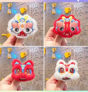 Schattige pluche leeuwendans broche, zacht geborduurd DIY accessoire, feestelijk nieuwjaarscadeau.