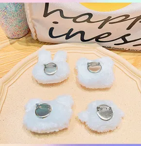 Leuke witte pluche dieren broche speld set, zacht donsachtig accessoire voor rugzak en kleding.