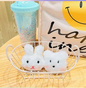 Schattige witte pluche konijn en beer broche sleutelhanger set, zachte knuffelaccessoires.