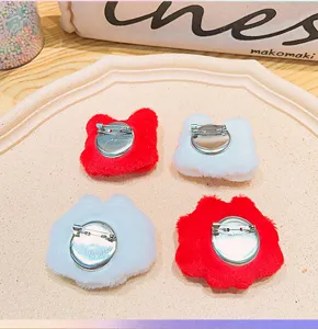 Leuke pluche leeuwendans broche pinnen, rode en witte pluizige kleding accessoires DIY.