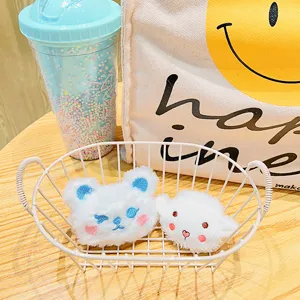 Schattige witte pluche dierlijke broche en tassenhanger set, zachte cartoon pop sleutelhanger.
