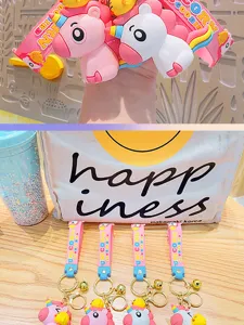Vista dettagliata di simpatici portachiavi unicorno con cinturini in silicone e anelli.
