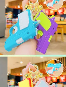 Vista ravvicinata dei dettagli del portachiavi colorato a forma di mini pistola giocattolo.