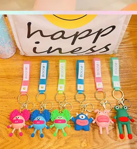 Joli ensemble de porte-clés poupée dessin animé avec pendentifs en peluche colorés et anneaux.