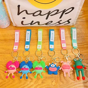 Porte-clés de poupée de dessin animé mignon avec des lanières colorées et des pendentifs.