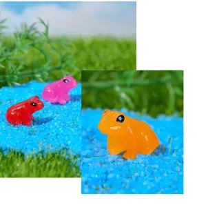 Harz leuchtender Frosch Miniatur Figur Ornament Detailansicht mit bunten Leuchtfröschen.