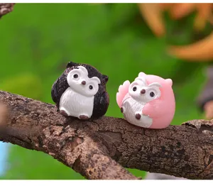 Nahaufnahme niedlicher Mini-Eulen-Figuren auf einem Ast, perfekt für Mikrolandschafts-Deko.
