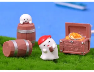 Nahaufnahme süßer Geist Pirat Harz Miniaturen mit Schatztruhe für Mikrolandschaft Dekoration.