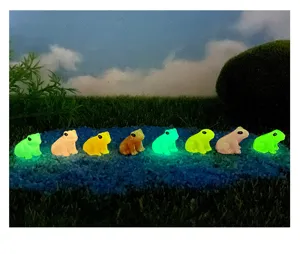 Nahaufnahme von bunten leuchtenden Harz-Froschfiguren ordentlich arrangiert für Mikro-Landschaft.